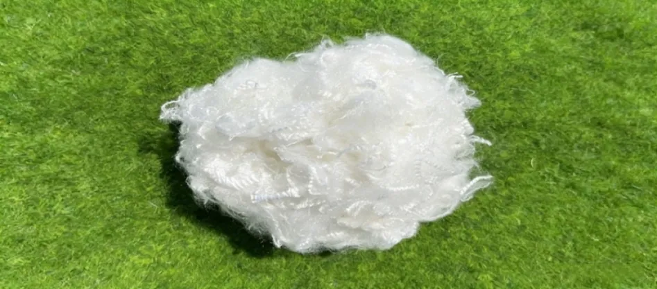 Czy poliester to włókno naturalne?